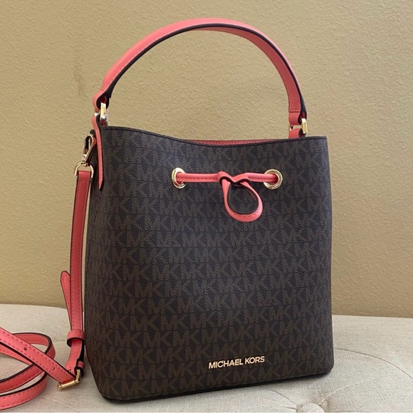 Michael Kors suri medium bucket messenger bag - Picture 2 of 6